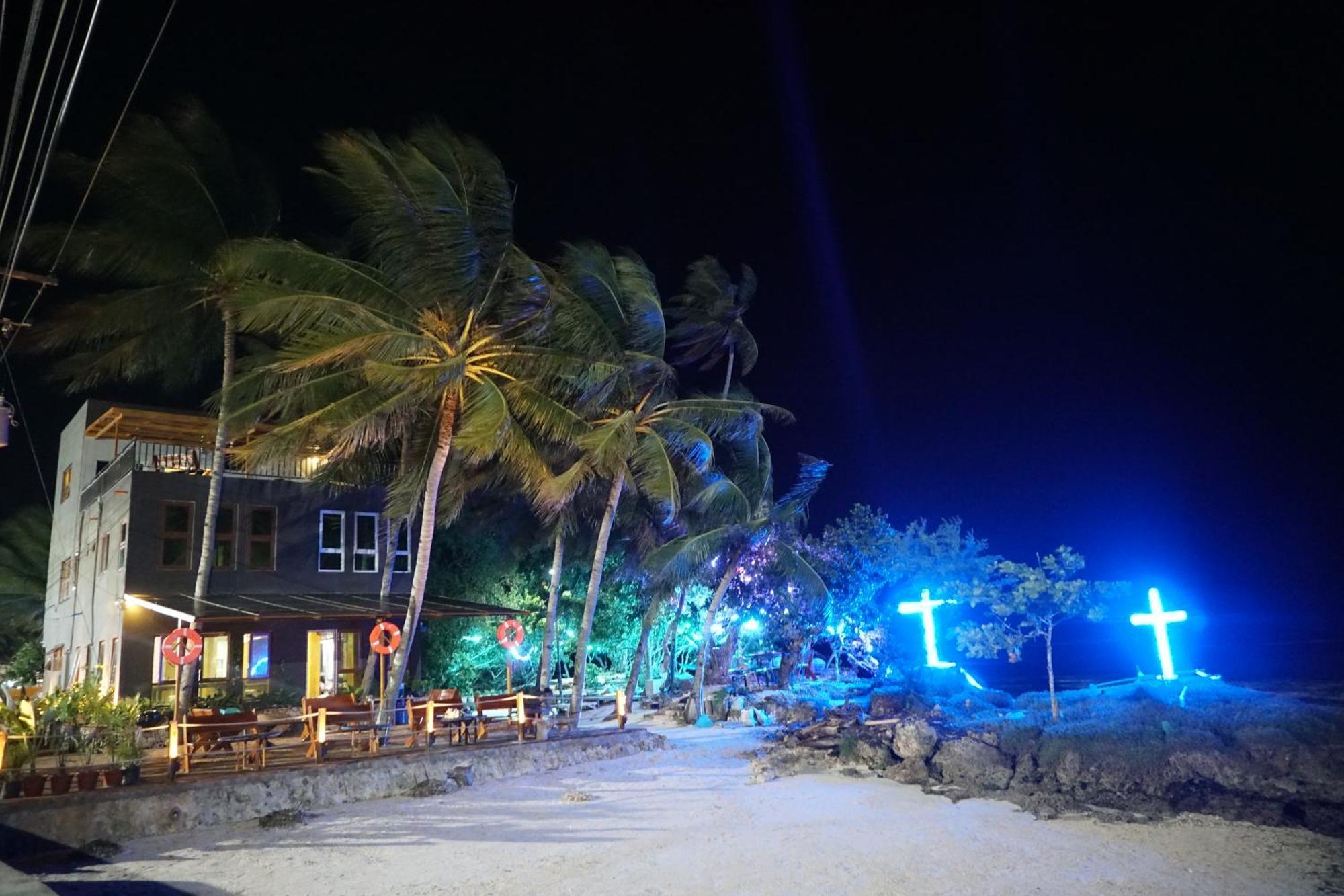 L Cafe Restobar & Lyn'S Guest House Сан-Хуан Екстер'єр фото